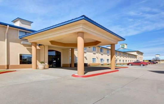 Welcome To Quality Inn Wichita Falls - Exterior View Of The Front Entrance