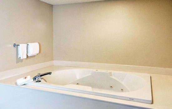 Welcome To Quality Inn Wichita Falls - Jetted Tub In Suite With Living Room